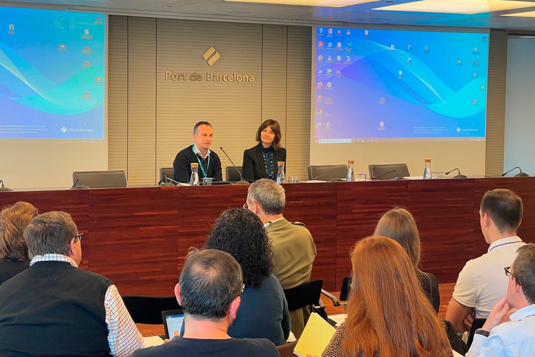 Hector Calls, cap de Sostenibilitat Ambiental del Port de Barcelona, i Begoña Pérez, cap del departament d’Oceanografia Portuària de Puertos del Estado, durant la presentació d’OSPAC.