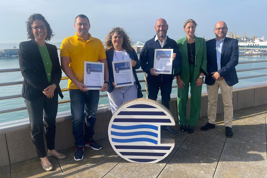 Els representants de les tres empreses acreditades acompanyats per, d’esquerra a dreta, Marta Pisa, responsable de la marca de qualitat Efficiency Network; Carla Salvadó, subdirectora general de Comercial i Marketing; i Ramon Rull, cap d’Experiència de Client del Port de Barcelona.