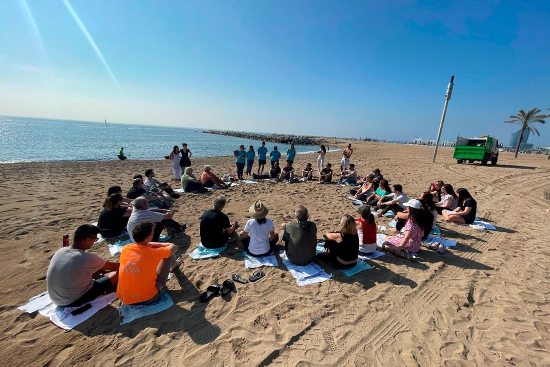 Els participants en la jornada durant “l’escolta activa” del mar.