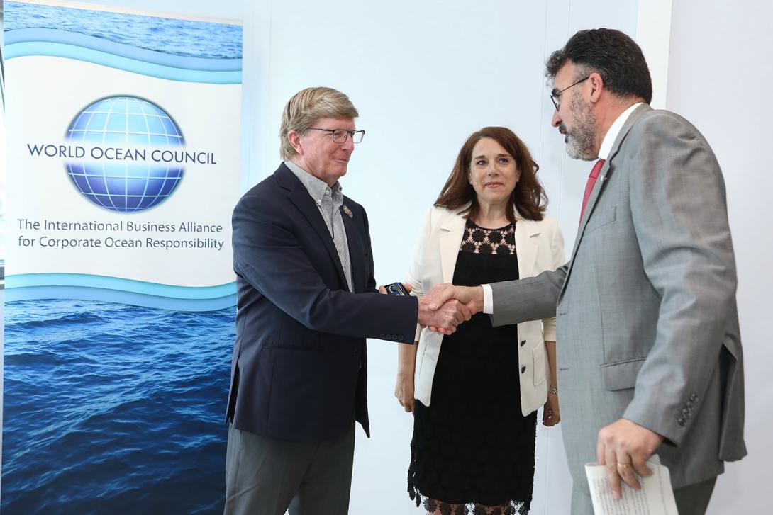 Paul Holthus, president i CEO del WOC, rep les claus de la nova seu de mans de Lluís Salvadó, president del Port de Barcelona, en presència d’Emma Cobos, directora d’Innovació i Estratègia de Negoci del Port.