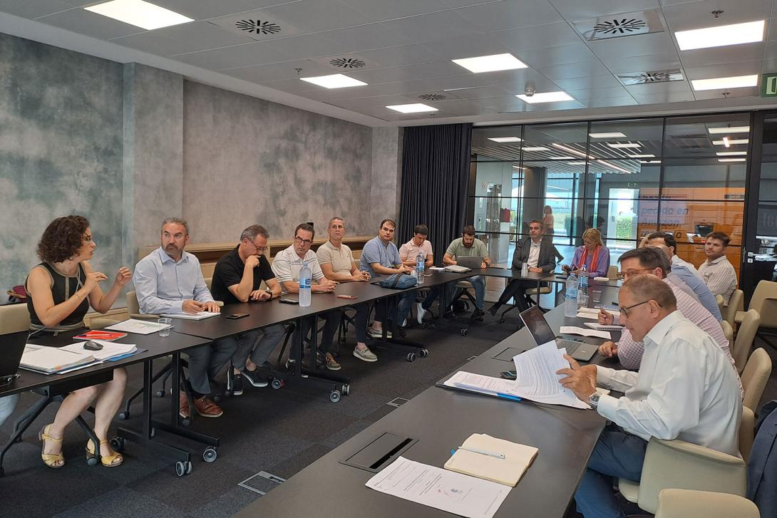 Los miembros del grupo de trabajo y los responsables de la Marca de Calidad del Port de Barcelona durante la reunión. 