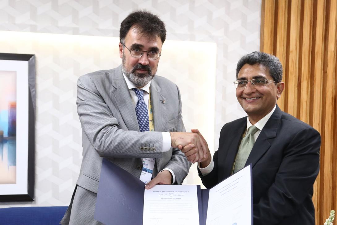 El president del Port de Barcelona, Lluís Salvadó, i el president del Port de Mumbai, Shri Rajiv Jalota, durant la signatura de l'acord de col·laboració.