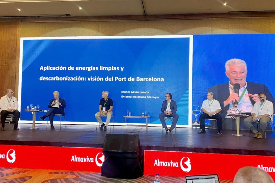 El jefe de Relaciones Internacionales del Port de Barcelona, Manuel Galan, durante su intervención.