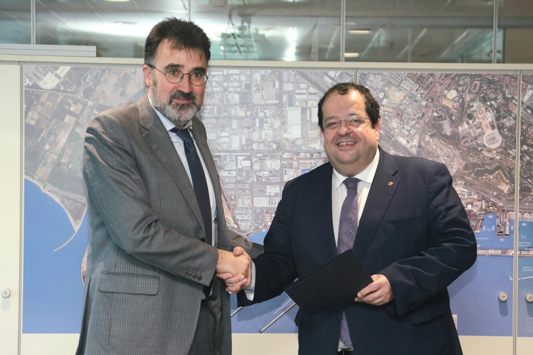 El presidente del Port de Barcelona, Lluís Salvadó, con el consejero de Interior, Joan Ignasi Elena, en el acto de firma del nuevo convenio.