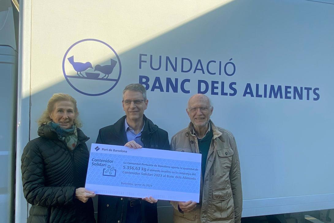 La vicepresidenta de la Fundació del Banc dels Aliments, Roser Brutau; el cap d’Organització i Sostenibilitat del Port de Barcelona, Francesc Bonada; i el president de la Fundació del Banc dels Aliments de Barcelona, Lluís Fatjó-Vilas.