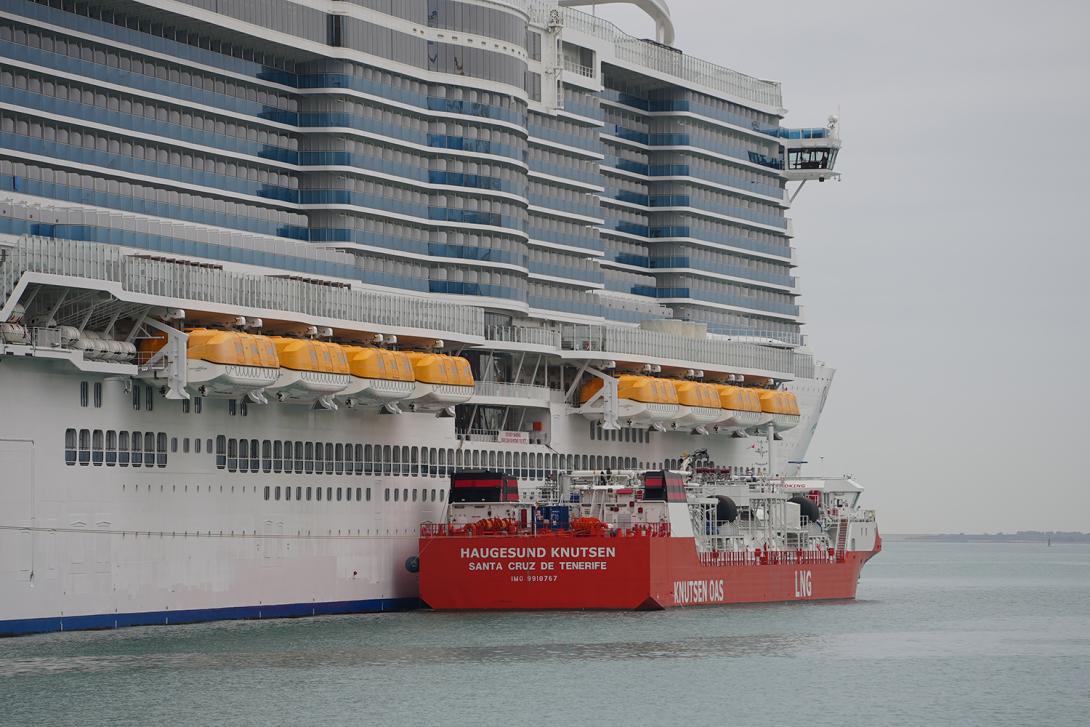 La gabarra de suministro Haugesund Knutsen durante la operativa de suministro de GNL al crucero Costa Smaralda realizada hoy. 