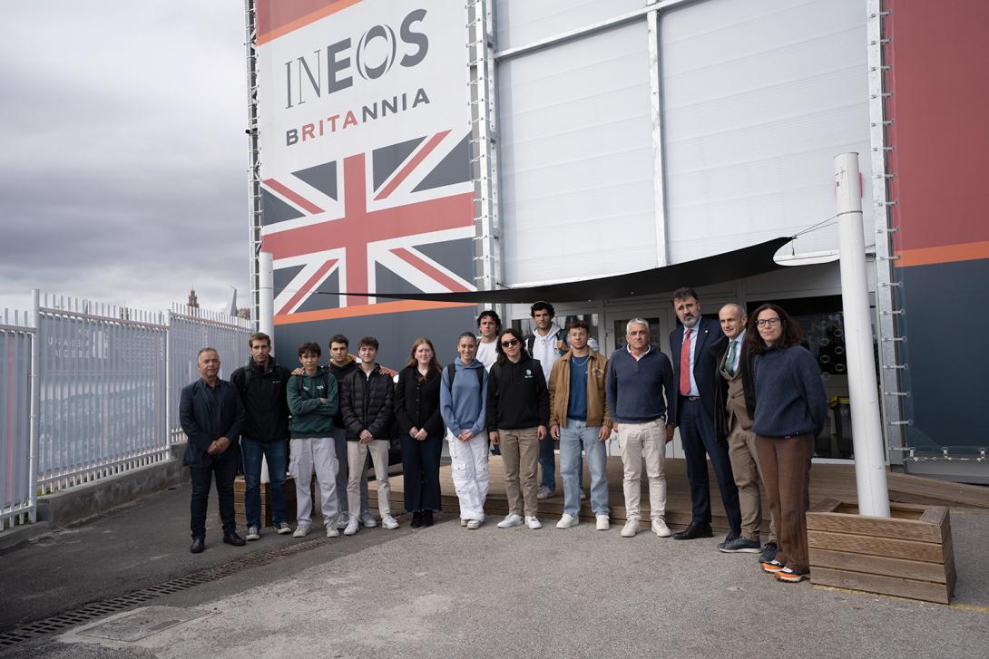 La primera visita la van realitzar ahir estudiants de la UPC a la base de l’INEOS Britannia, acompanyats de Lluís Salvadó, president del Port de Barcelona.