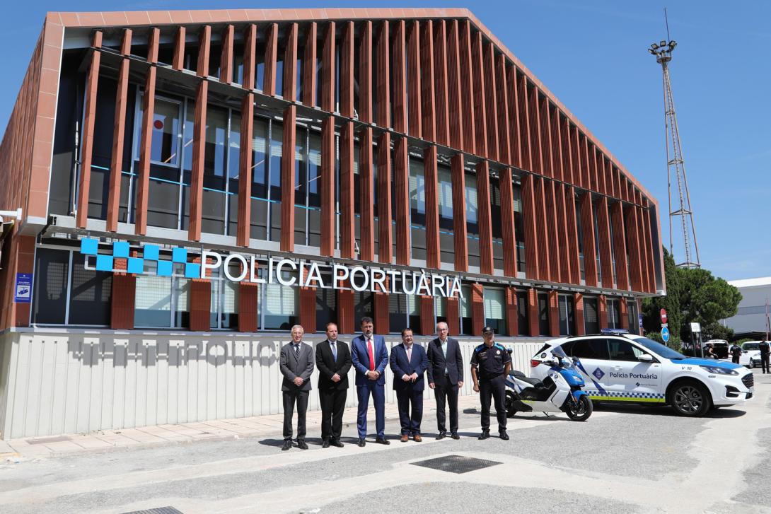 El director de Seguretat Corporativa del Port de Barcelona, Bernat Baró, el director general de la Policia de la Generalitat de Catalunya, Pere Ferrer, el president del Port de Barcelona, Lluís Salvadó, el conseller d’Interior de la Generalitat de Catalunya, Joan Ignasi Elena, el director general del Port de Barcelona, José Alberto Carbonell, i l’intendent en cap de la Policia Portuària, Jaume Molina, davant del nou edifici de la Policia Portuària.