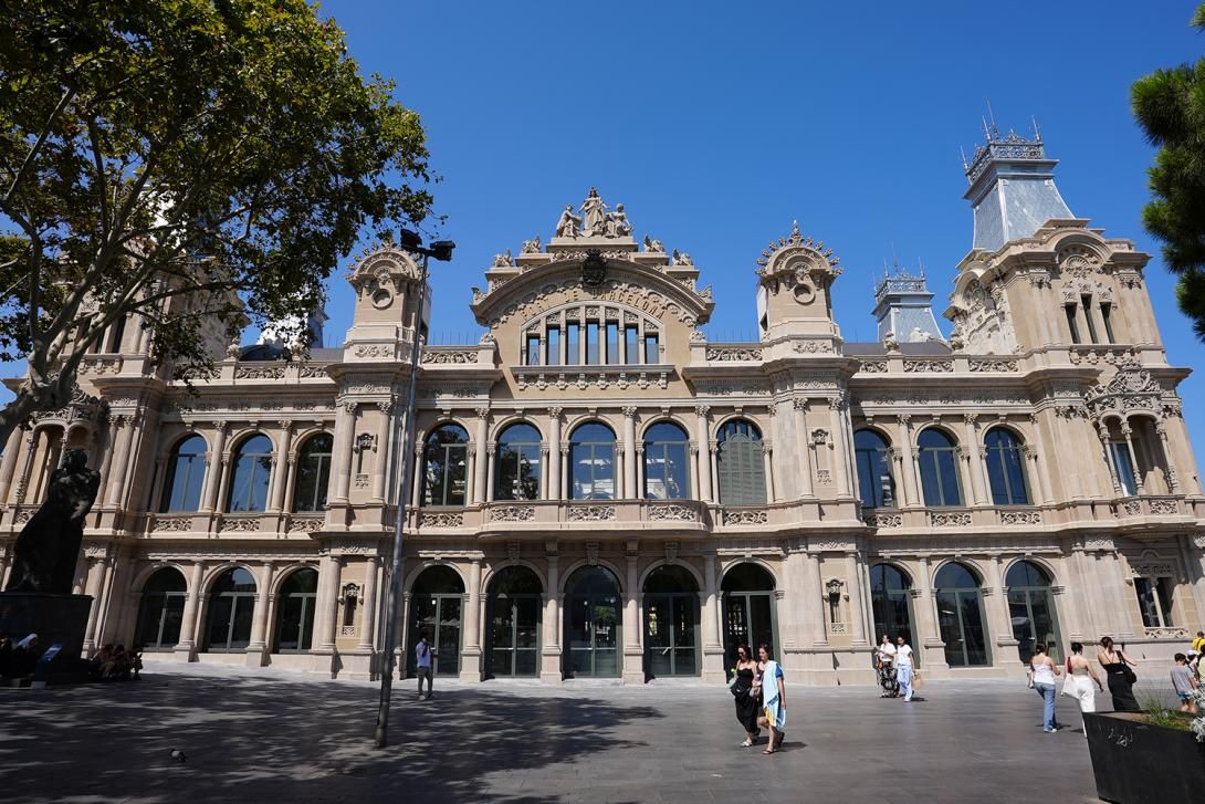 L’edifici de Portal de la Pau amb la façana principal restaurada.