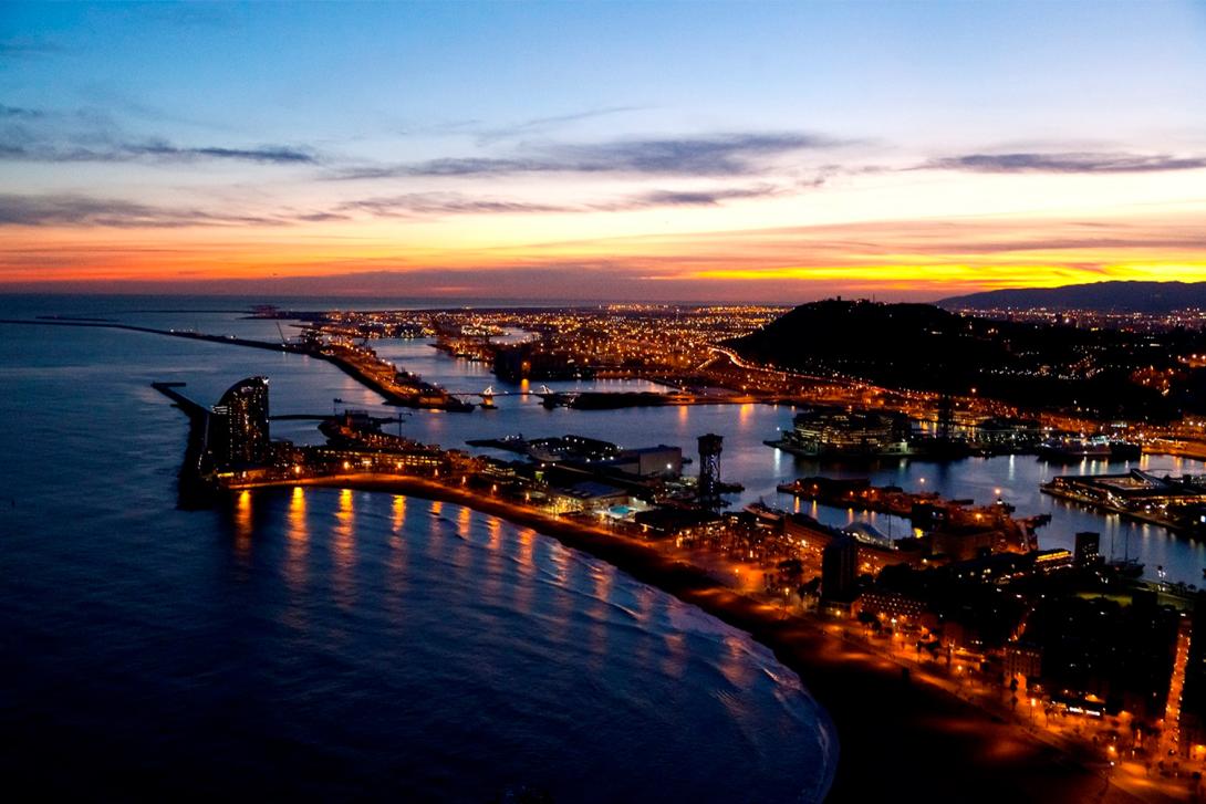 Panoràmica nocturna del Port de Barcelona.