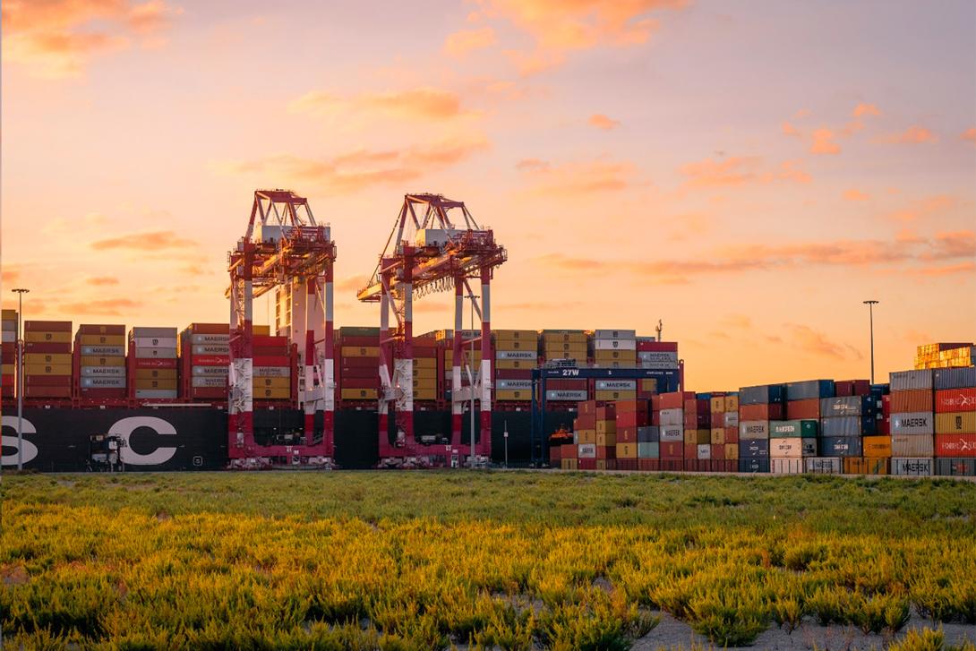 Imatge de la terminal de contenidors Hutchison Ports BEST amb un portacontenidors atracat.