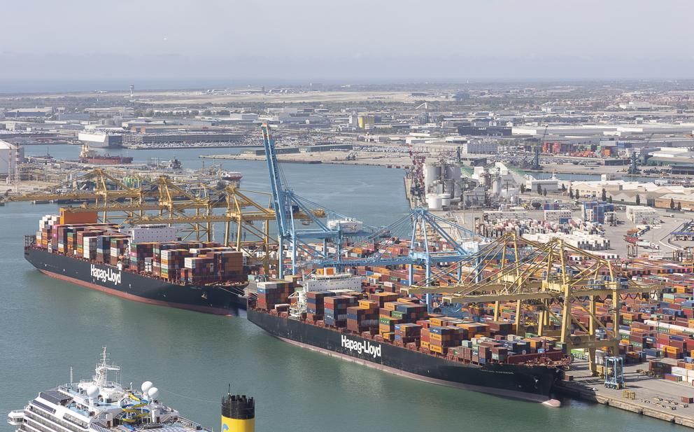 La terminal de contenidors APMT amb  la dàrsena interior i la ZAL al fons