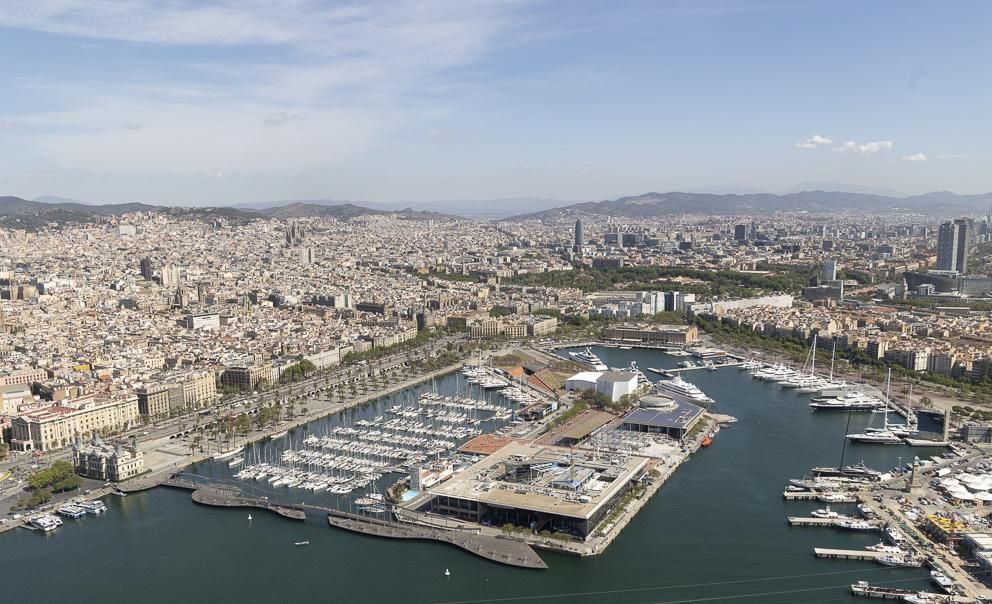 El Port Vell amb Barcelona de fons