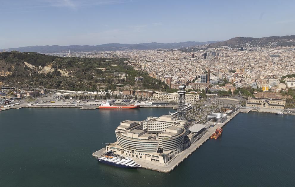 El moll Barcelona i el moll de Sant Bertran amb Barcelona i Montjuic de fons