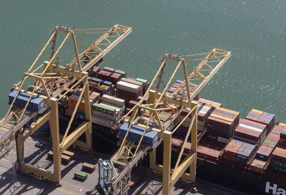 Dues grues operant un vaixell a la terminal de contenidors d’APMT