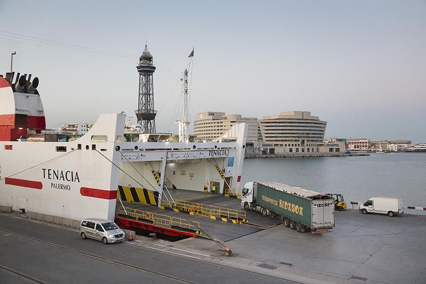 Un camió entrant a un ferry al moll de Sant Bertran