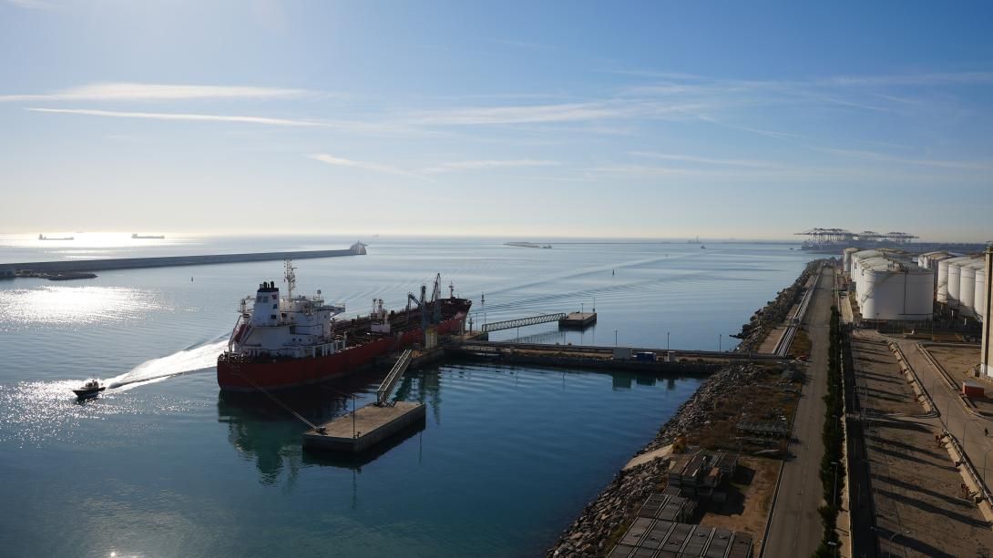 Un petrolier amarrat al moll de l'Energia
