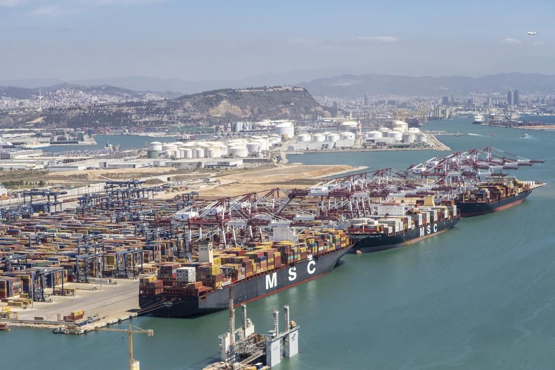 La terminal de contenedores BEST con el moll de l’Energia, Montjuic y Barcelona al fondo