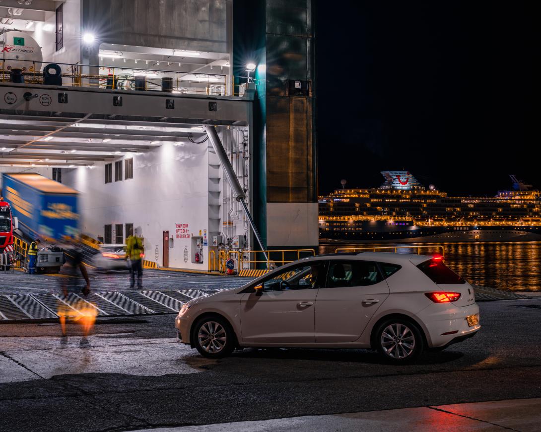 Un cotxe entrant a un ferry al moll de Ponent