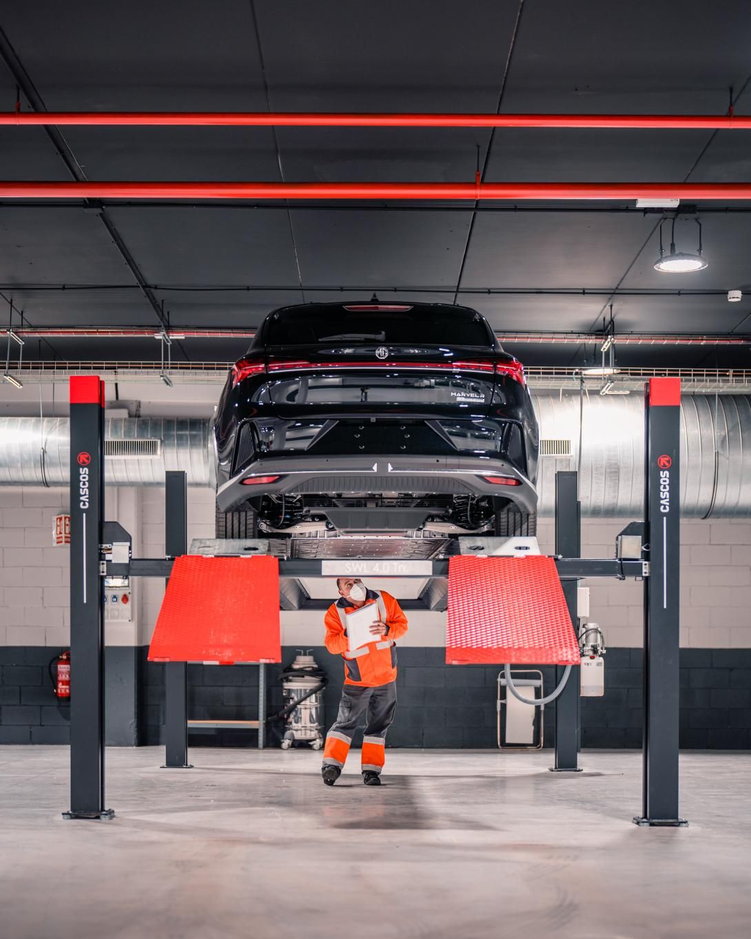 Un operario inspecciona un vehículo en las instalaciones de Autoterminal
