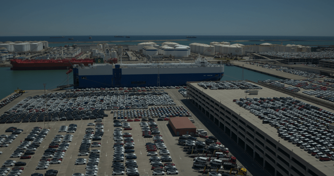 Panoràmica de les terminals de vehicles amb el moll de l'Energia al fons