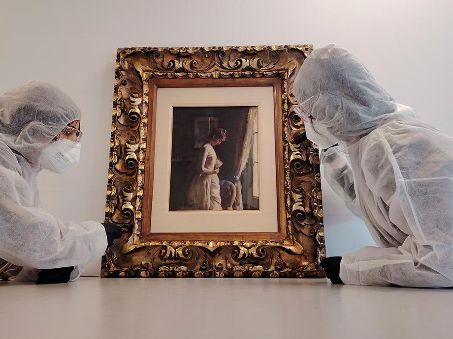 Preventive conservation intervention on the painting “Figura prop de la finestra”, 1888 by Ramon Casas. © Photograph Nadir and Viviana López Novell.