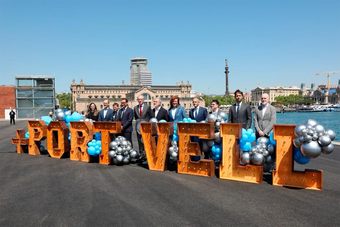 El president del Port de Barcelona, José Alberto Carbonell i l’alcalde de Barcelona, Jaume Collboni, acompanyats de la resta d’autoritats en l’acte d’obertura del moll de Barcelona.
