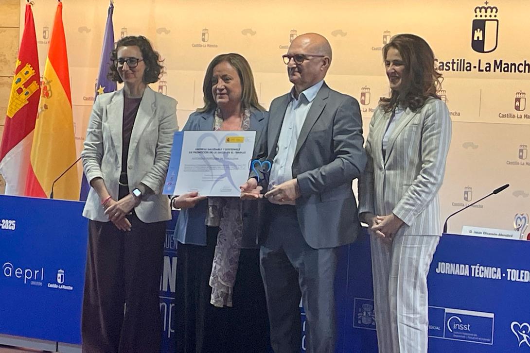 Ana Peces, Jefa de Servicios Médicos y Promoción de la Salud del Port de Barcelona, junto con su predecesor al cargo, José Luis Álvarez, recogiendo el “Reconocimiento de Empresa Saludable y Sostenible en Promoción de la Salud en el trabajo”.