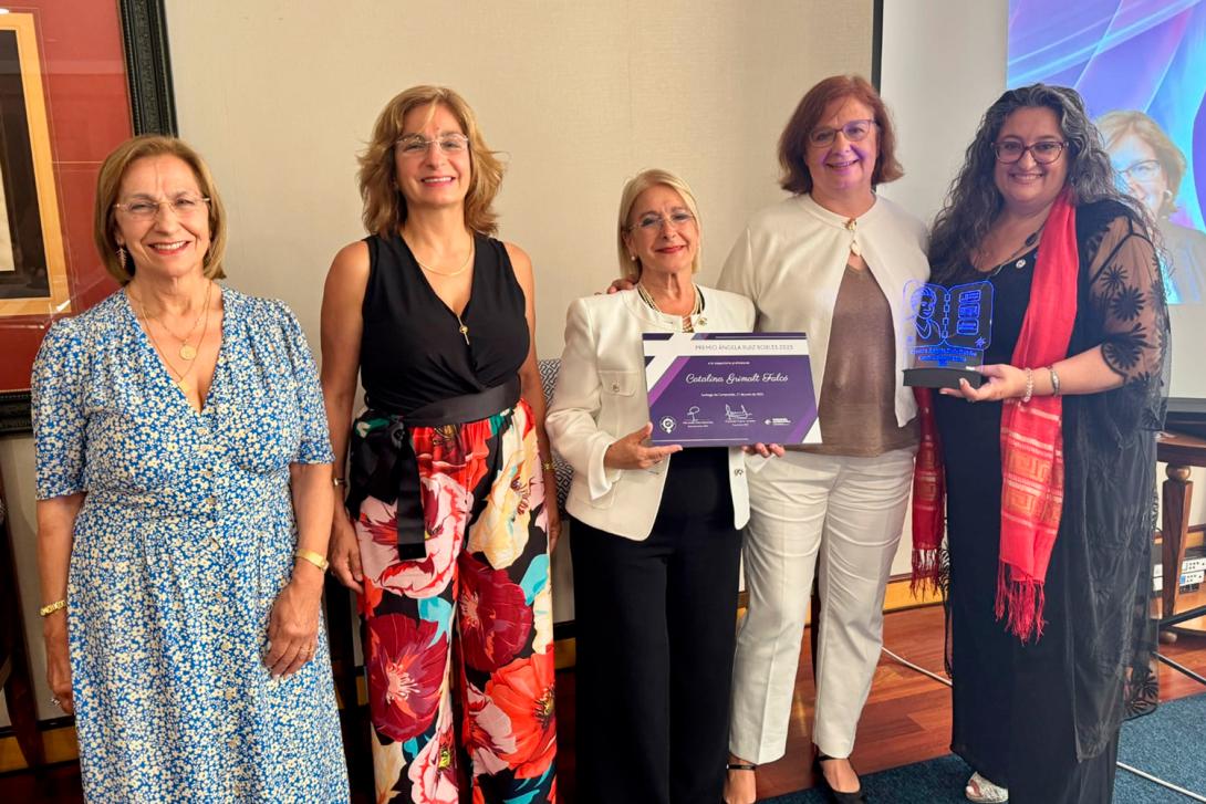 Catalina Grimalt, subdirectora general i responsable d’Organització i Recursos Interns del Port de Barcelona, rebent el Premi Ángela Ruiz Robles.
