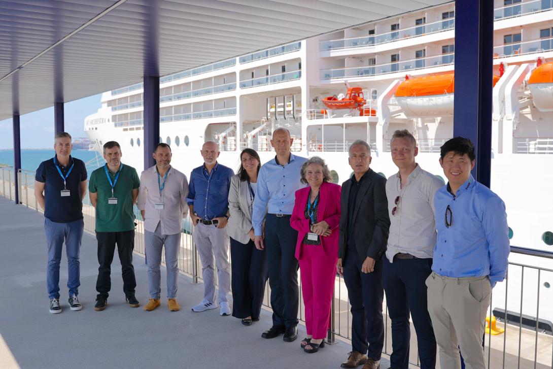 Ana Arévalo, cap del departament de Shorepower del Port de Barcelona, amb diversos membres del seu equip, la directora de la terminal d’MSC, Sandra Yunta, i l’equip de PowerCon encarregat de desenvolupar el projecte.