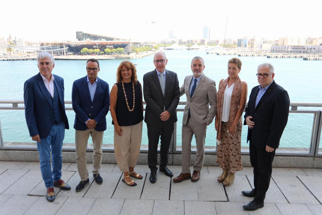 El president del Port de Barcelona, José Alberto Carbonell, i l'alcalde de Barcelona, Jaume Collboni, acompanyats de directius d'ambdues institucions.