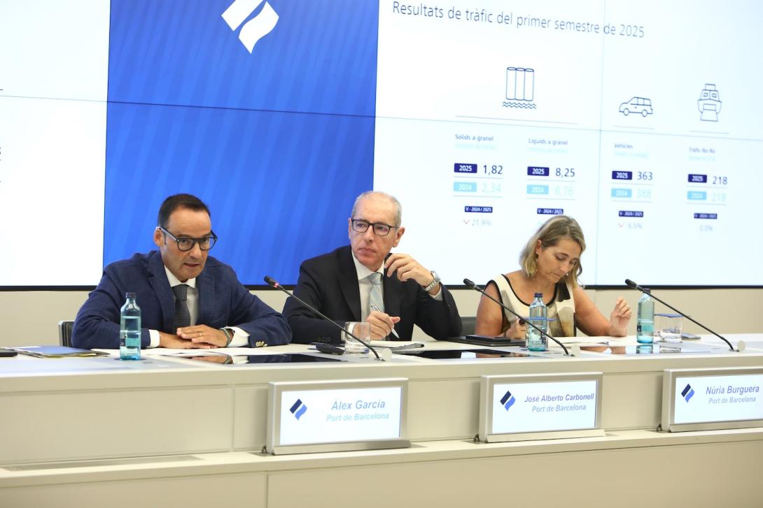 El president del Port de Barcelona, José Alberto Carbonell, acompanyat del director general, Àlex Garcia, i la directora de Comunicació, Núria Burguera.