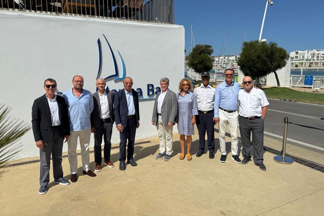 Las dos delegaciones durante la visita.