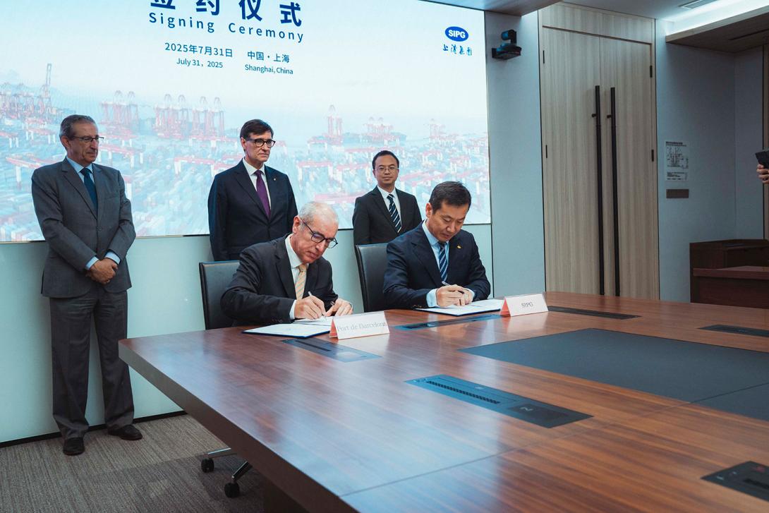 El presidente del Port de Barcelona, José Alberto Carbonell, y el vicepresidente del Puerto de Shanghái, Sam Liu, firman el acuerdo entre las dos autoridades portuarias.