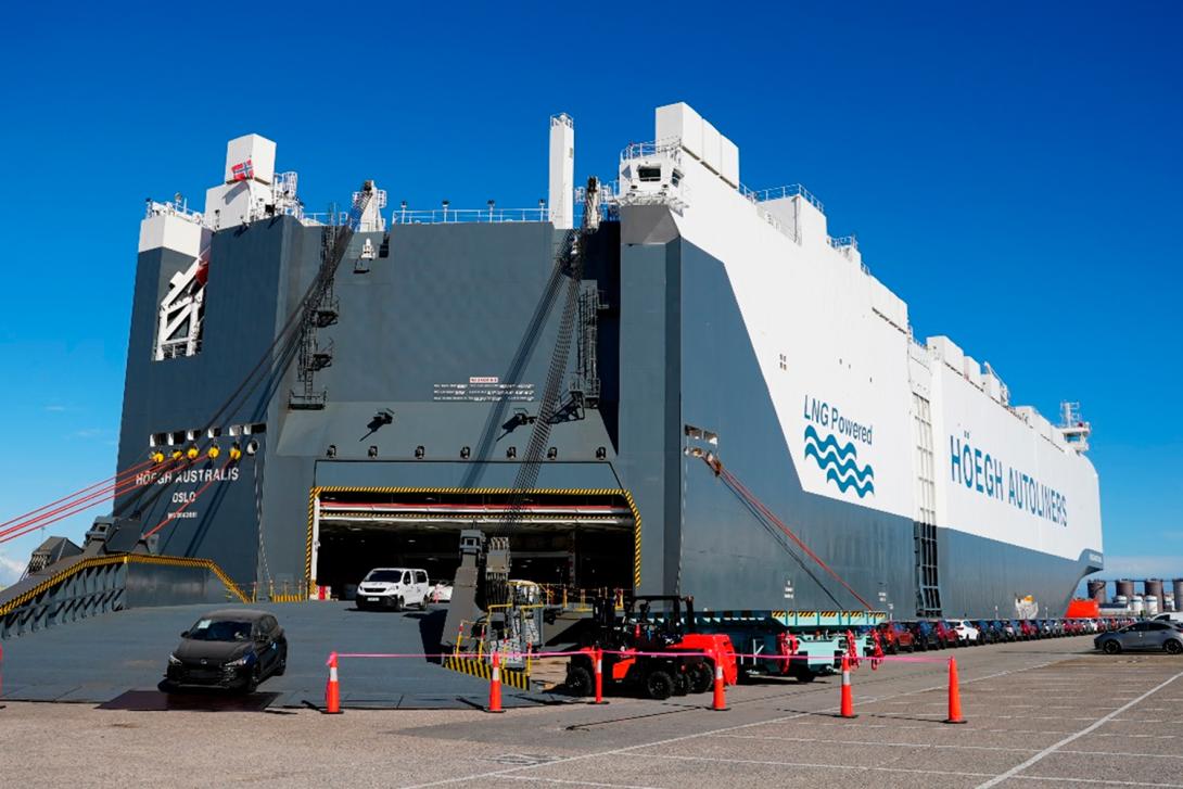 El vaixell Höegh Australis durant l’operativa de càrrega i descàrrega al Port de Barcelona.
