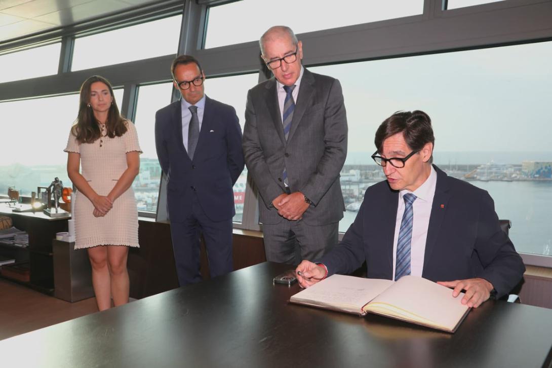 El president Salvador Illa, durante la firma en el libro de honor del Port de Barcelona, acompañado por Ingrid Boqué, directora de Relaciones Institucionales del Port; Àlex Garcia, director general, y José Alberto Carbonell, presidente.