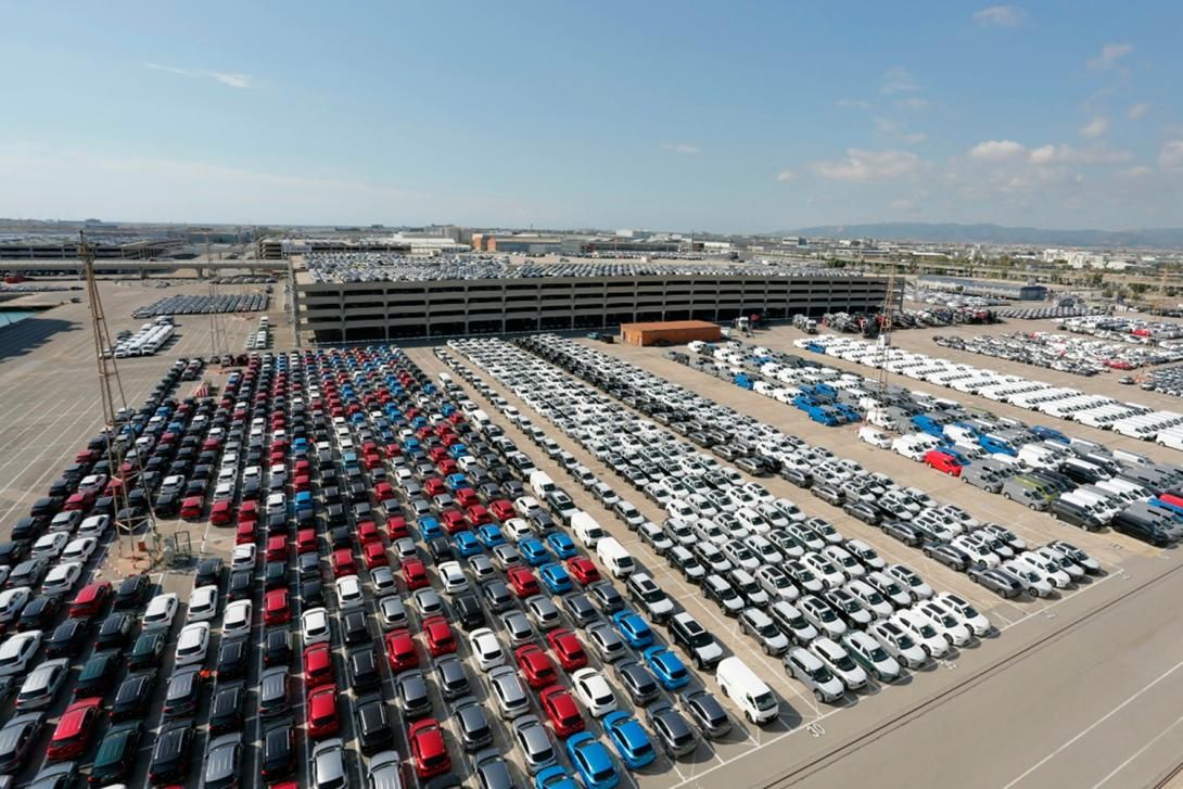 Cotxes a les terminals de vehicles del Port de Barcelona.