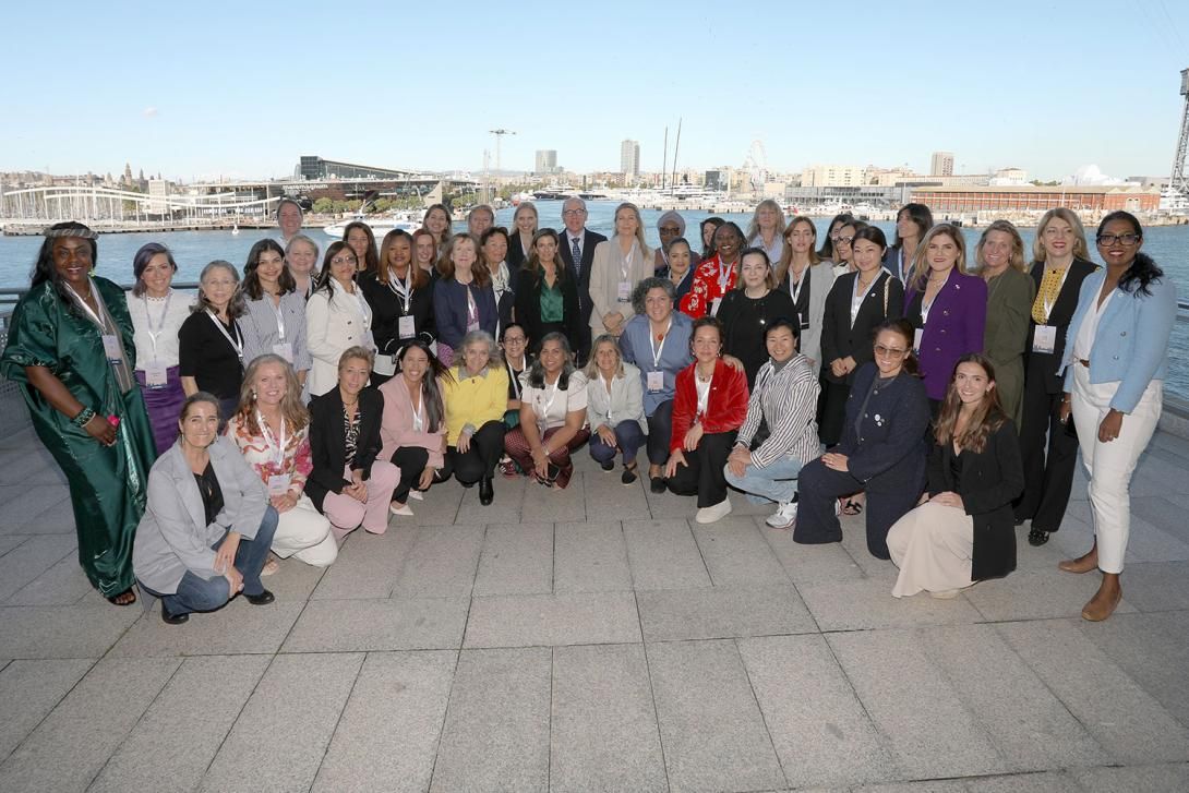 El president del Port de Barcelona, José Alberto Carbonell, amb les integrants de la directiva internacional de WISTA i les professionals del Port que formen part de l’associació.