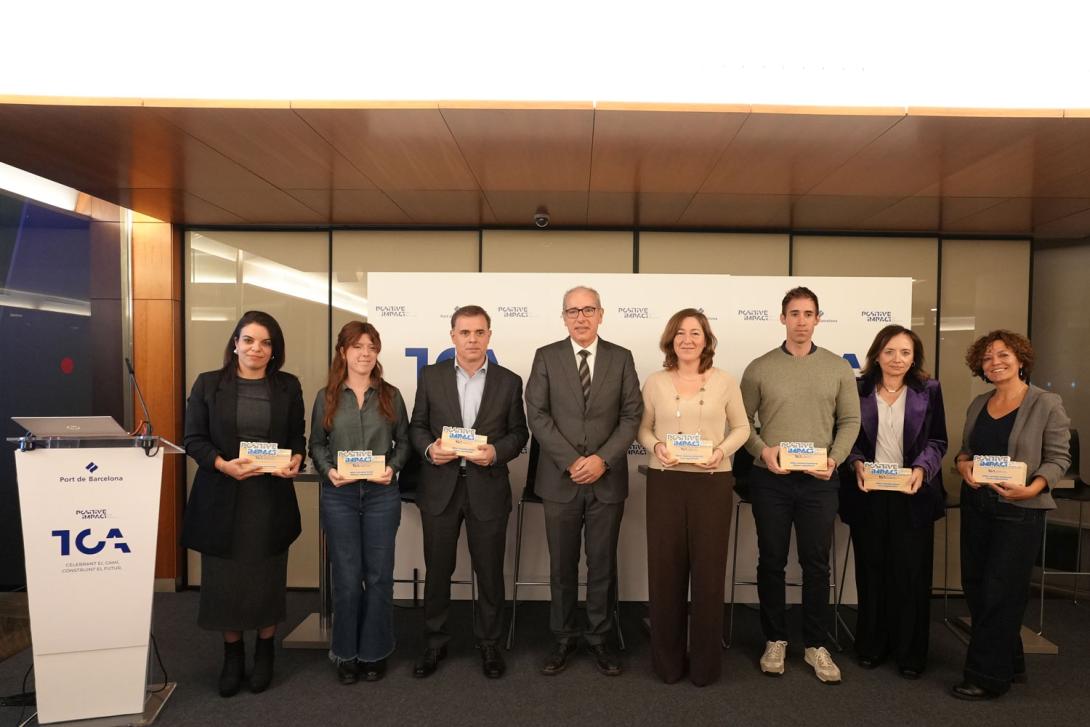 Representantes de las siete empresas galardonadas, acompañadas del presidente del Port de Barcelona, José Alberto Carbonell. 