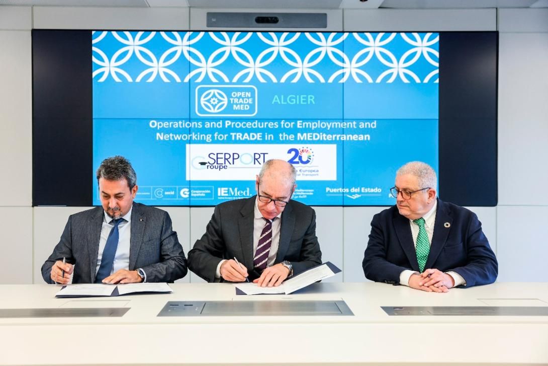 El presidente director general de SERPORT, Hedjal Ryad; el presidente del Port de Barcelona y presidente de la Escola Europea Intermodal Transport, José Alberto Carbonell; y el director de la Escola Europea Intermodal Transport, Eduard Rodés, en la firma del acuerdo de cooperación. 