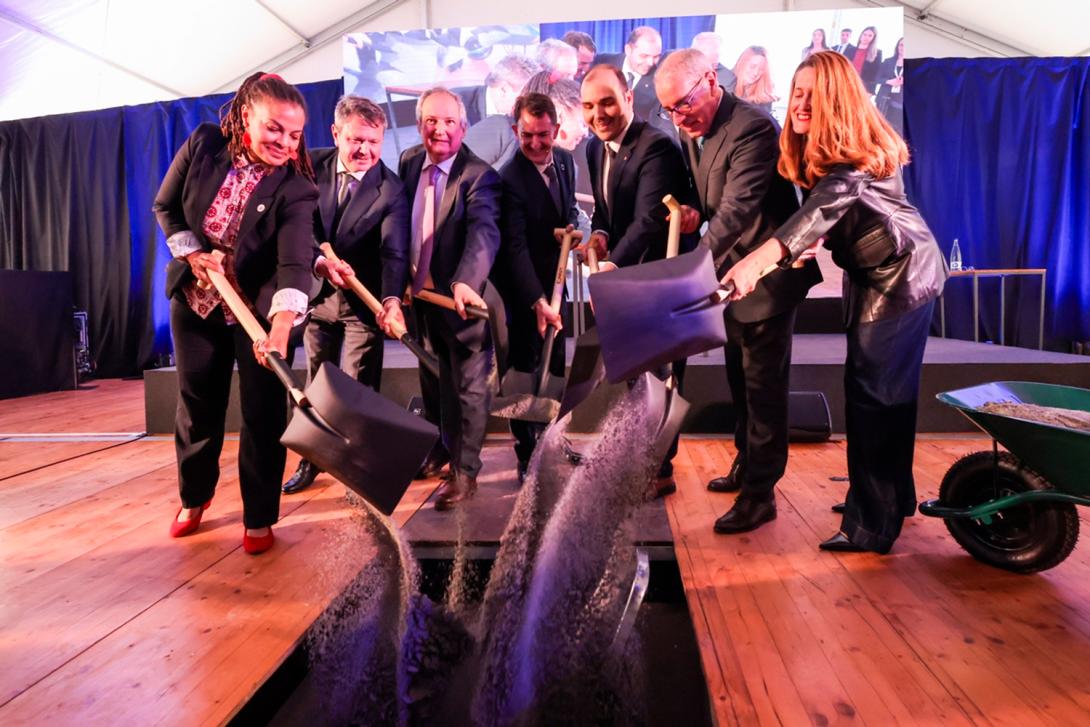 Foto de les autoritats assistents a l'acte de col·locació de la primera pedra de la planta d'Elian al Port de Barcelona.