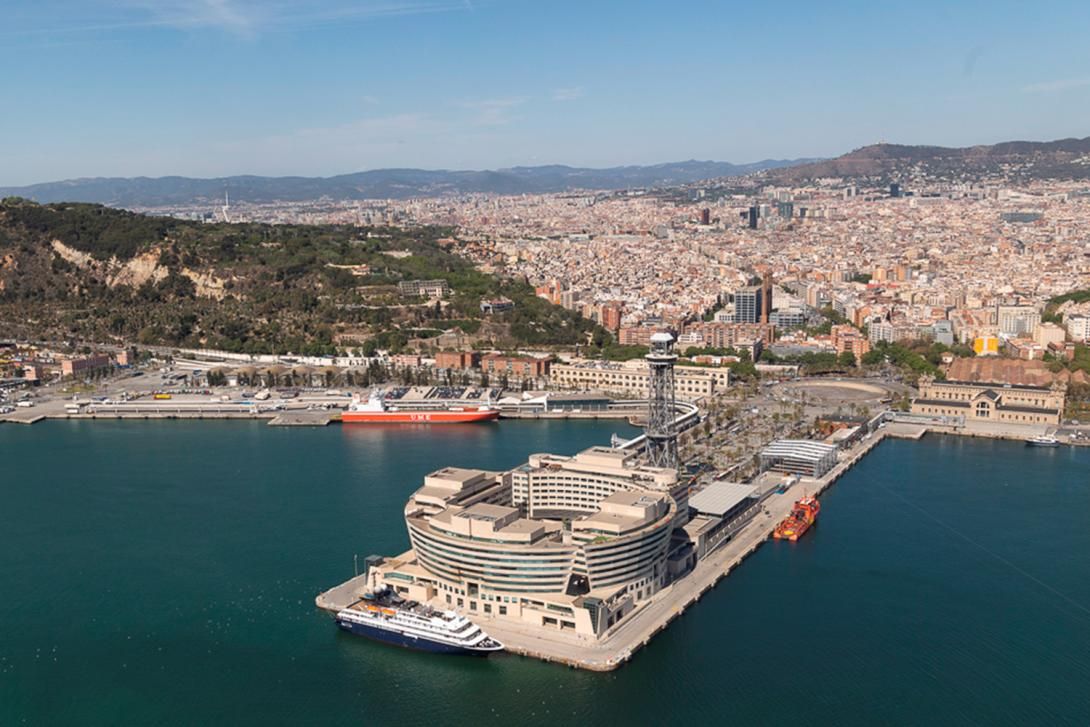 Vista aèria del World Trade Center, amb Barcelona de fons. 