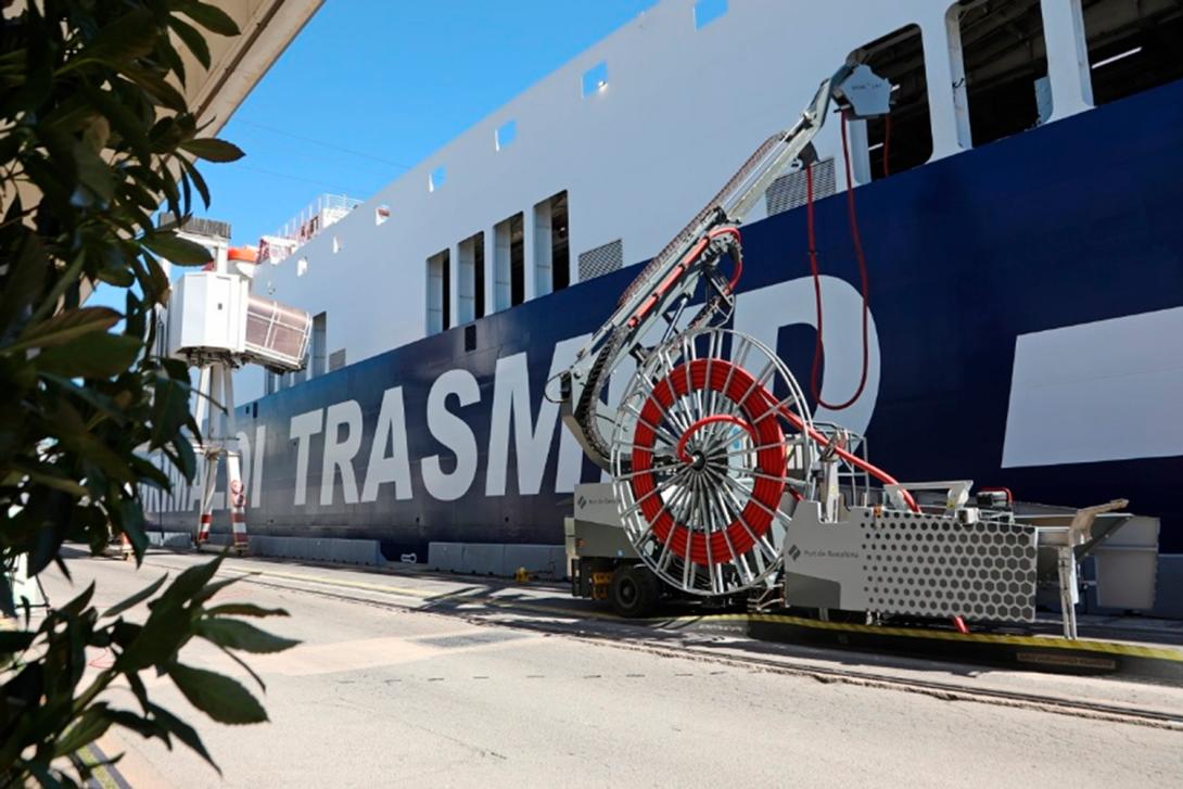 El vaixell Ciudad de Palma, de la naviliera Trasmed, connectat al sistema OPS de Grimaldi Terminal Barcelona, al moll de Sant Bertran. 