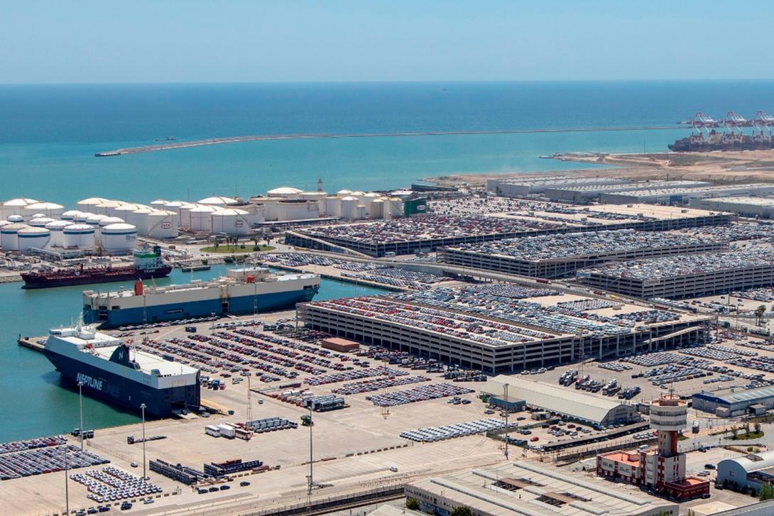 Operativa de descarga de vehículos en el Port de Barcelona.