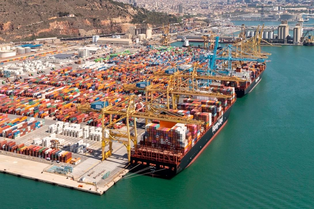 Terminal de contenidors al Port de Barcelona. 