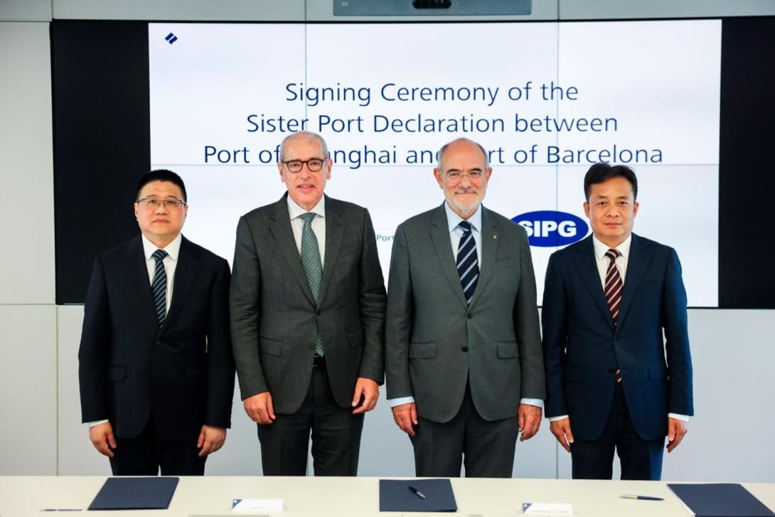 D’esquerra a dreta; Xiao Hui, director general de la SMTC; José Alberto Carbonell, president del Port de Barcelona; Jaume Duch, conseller d’Unió Europea i Acció Exterior de la Generalitat de Catalunya; i Yang ZhiYong, vicepresident de SIPG.