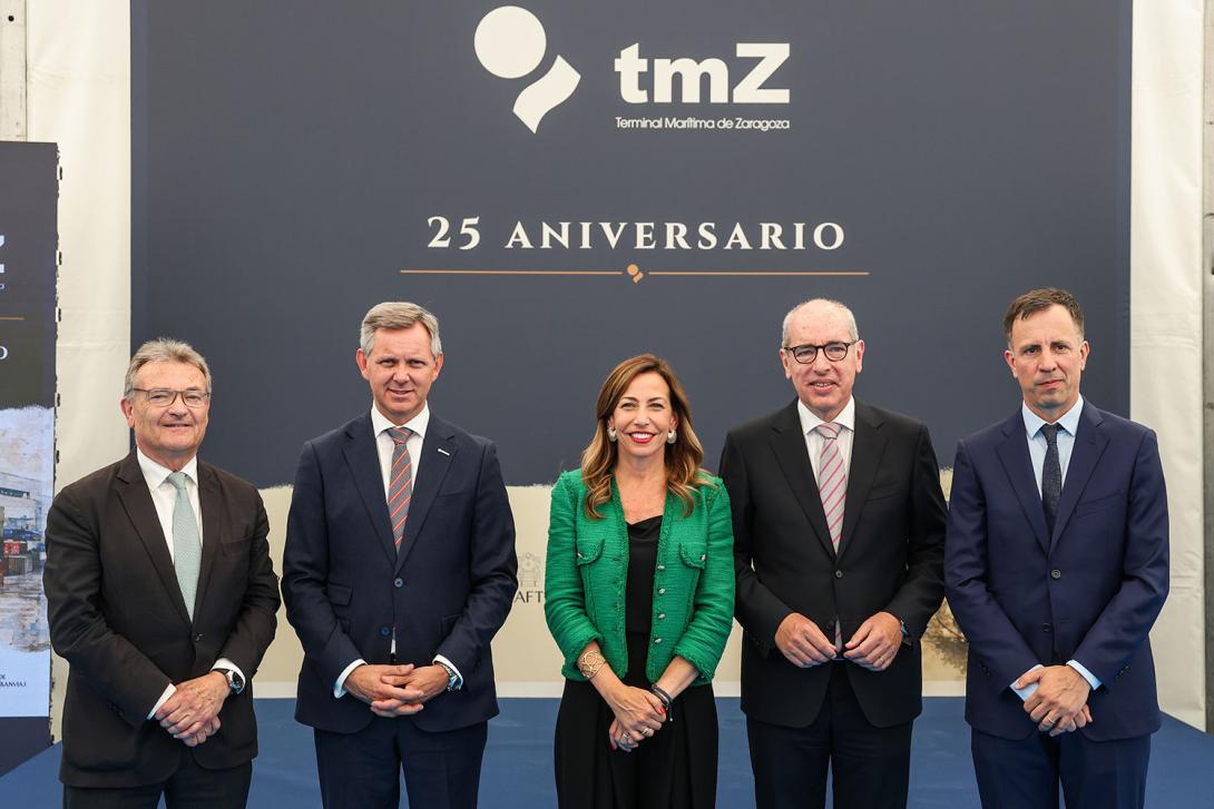 José Alberto Carbonell, president del Port de Barcelona, amb Natalia Chueca, alcaldesa de Saragossa y presidenta de tmZ, amb altres personalitats assistents a l'acte.