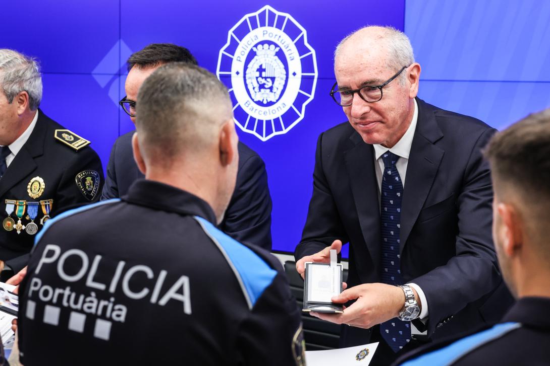 El Dia de la Policia Portuària ha combinat l’entrega de les credencials als nous agents del cos amb el lliurament de medalles i felicitacions públiques als agents de Policia Portuària amb actuacions especialment meritòries. 