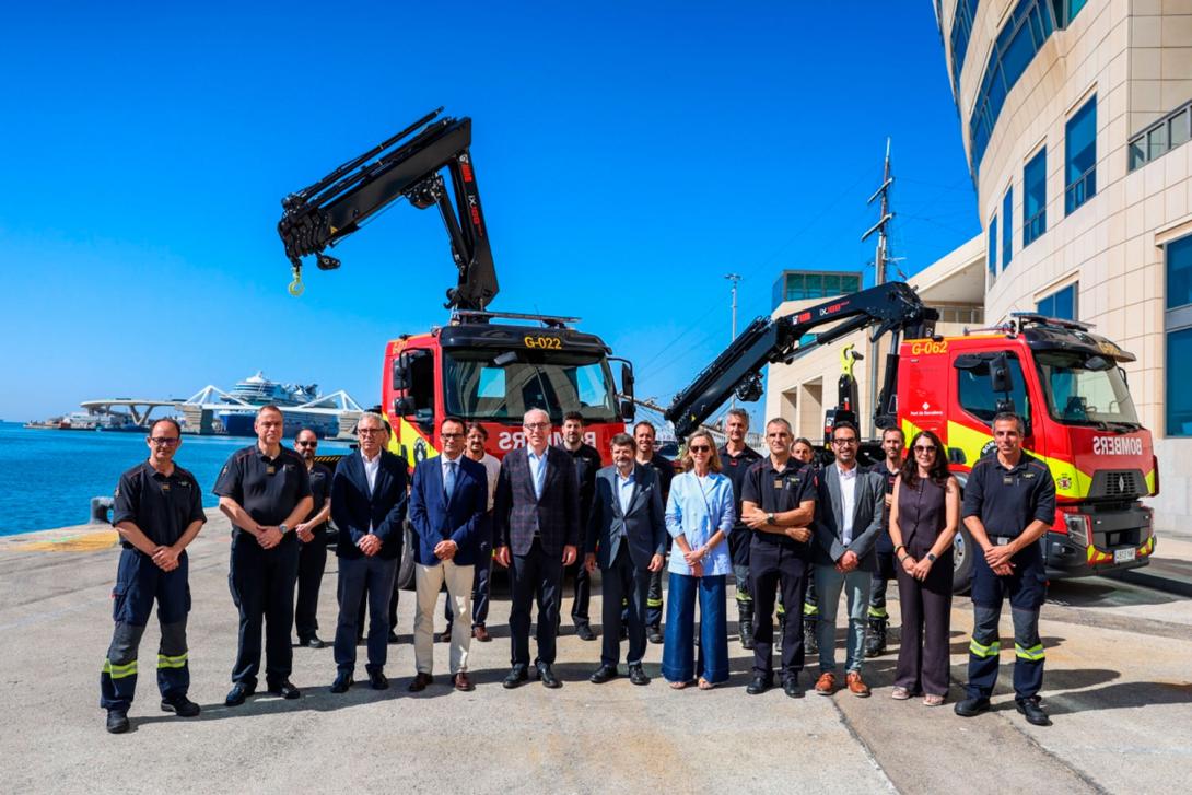 El president del Port de Barcelona, José Alberto Carbonell, acompanyat del tinent d’alcalde de Seguretat, Prevenció, Convivència i Règim Interior de l’Ajuntament de Barcelona, Albert Batlle, i el director general del Port de Barcelona, Àlex García, així com altres directius del port i comandaments dels Bombers de Barcelona.