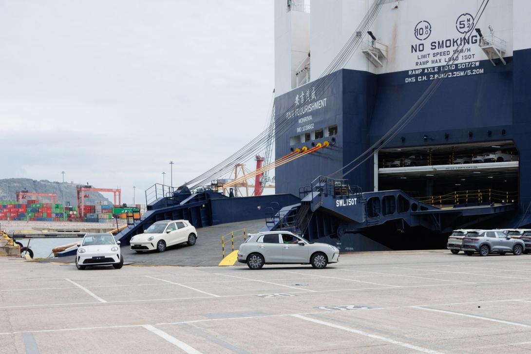 Operativa de descarga de vehículos GWM en el Port de Barcelona.